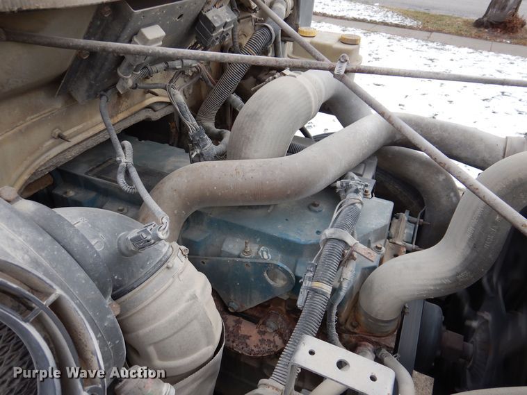 image for item KW9661 2000 International 4700  chipper truck