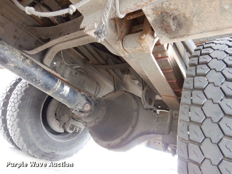 image for item KW9661 2000 International 4700  chipper truck