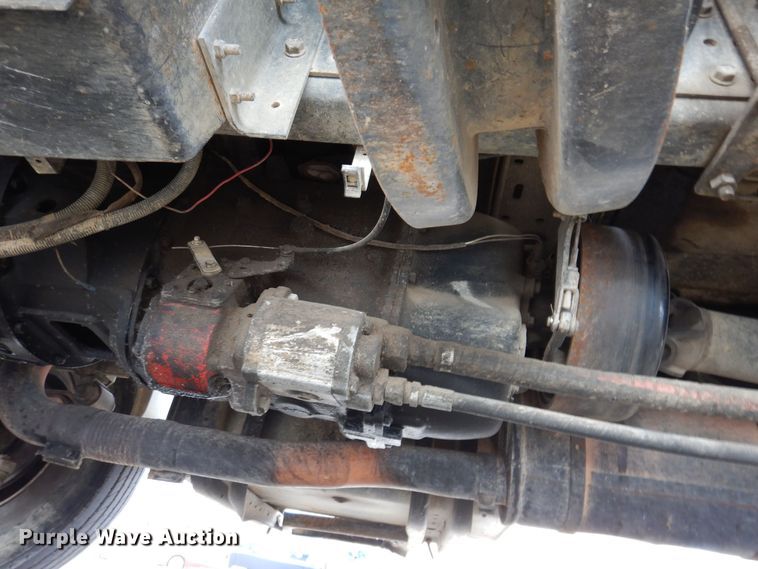 image for item KW9661 2000 International 4700  chipper truck