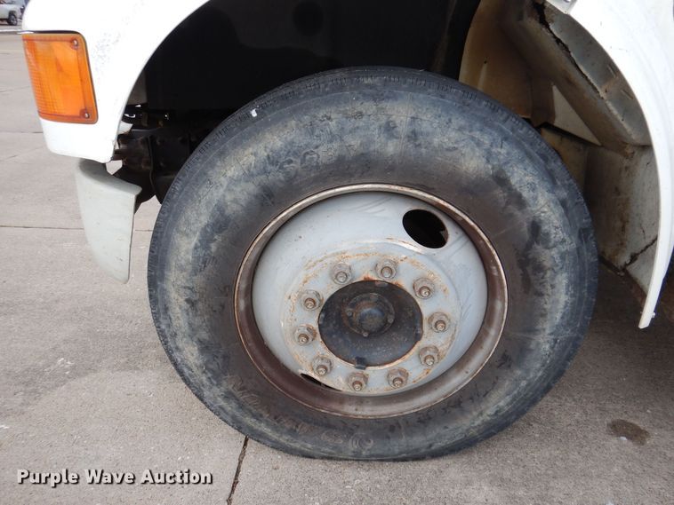 image for item KW9661 2000 International 4700  chipper truck