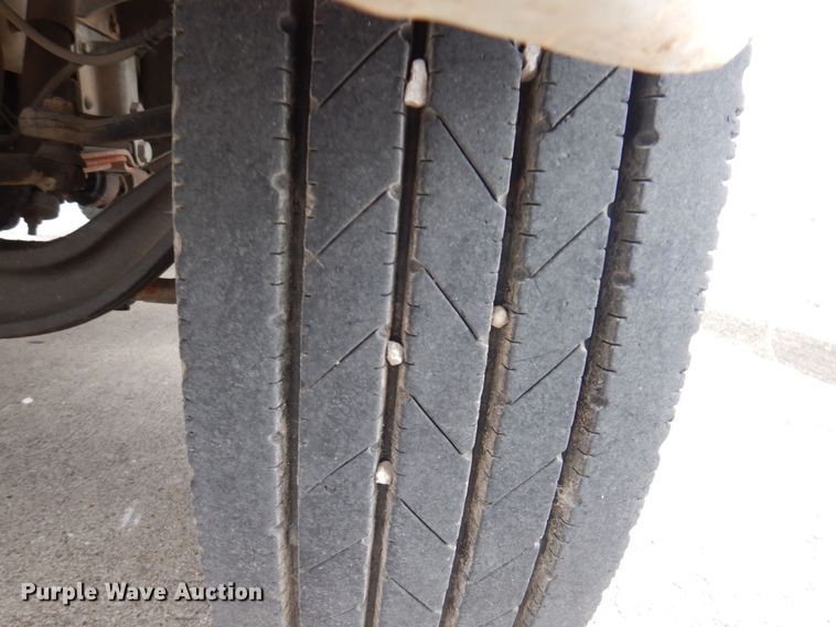 image for item KW9661 2000 International 4700  chipper truck