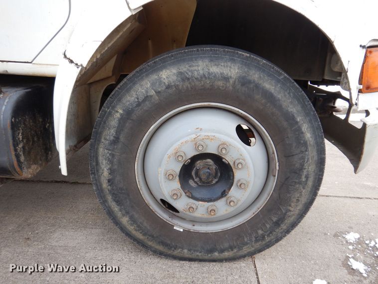 image for item KW9661 2000 International 4700  chipper truck