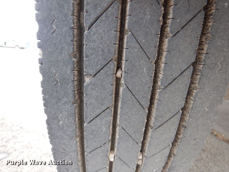 image for item KW9661 2000 International 4700  chipper truck