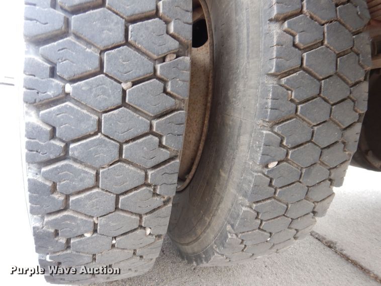 image for item KW9661 2000 International 4700  chipper truck