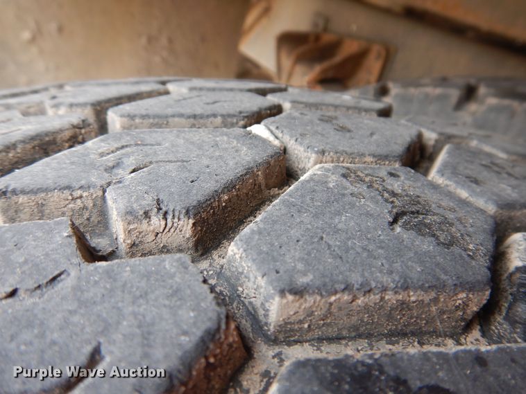 image for item KW9661 2000 International 4700  chipper truck