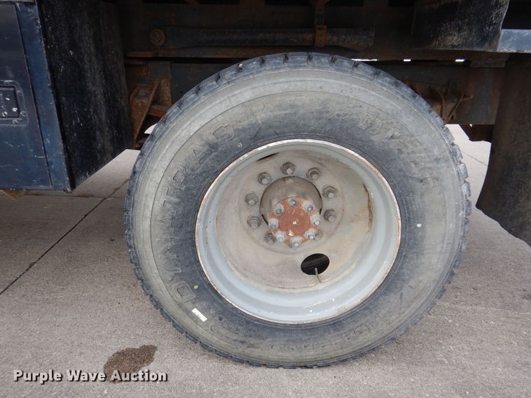 image for item KW9661 2000 International 4700  chipper truck