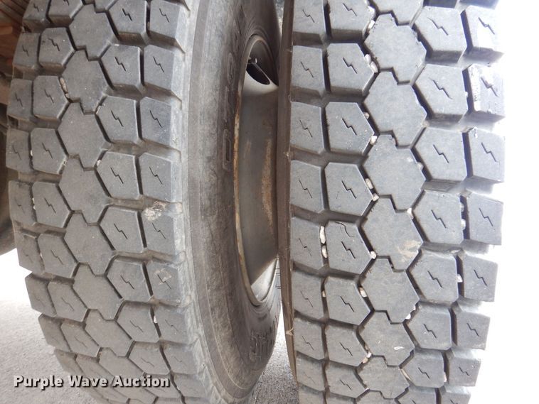 image for item KW9661 2000 International 4700  chipper truck