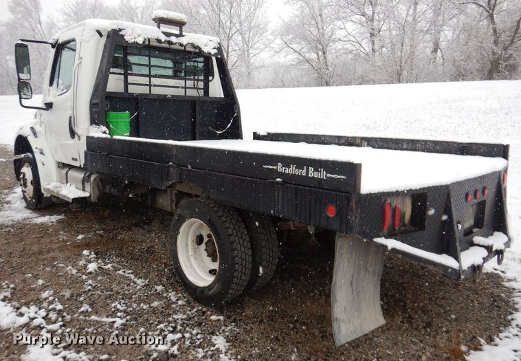 image for item KW9685 2004 Freightliner Business Class M2  flatbed truck