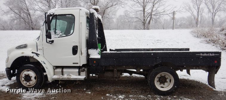 image for item KW9685 2004 Freightliner Business Class M2  flatbed truck