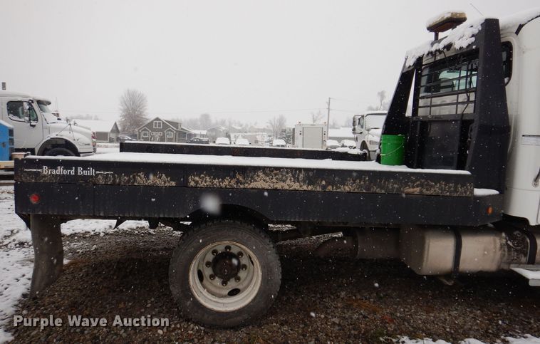 image for item KW9685 2004 Freightliner Business Class M2  flatbed truck