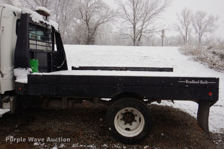 image for item KW9685 2004 Freightliner Business Class M2  flatbed truck