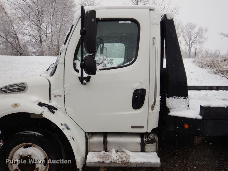 image for item KW9685 2004 Freightliner Business Class M2  flatbed truck