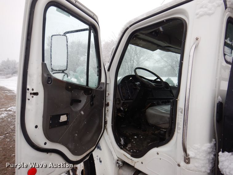 image for item KW9685 2004 Freightliner Business Class M2  flatbed truck