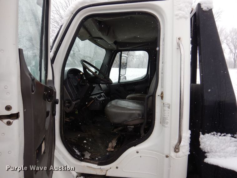 image for item KW9685 2004 Freightliner Business Class M2  flatbed truck