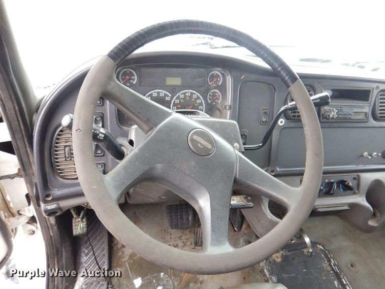 image for item KW9685 2004 Freightliner Business Class M2  flatbed truck