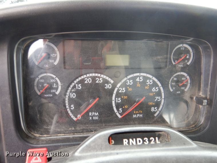 image for item KW9685 2004 Freightliner Business Class M2  flatbed truck