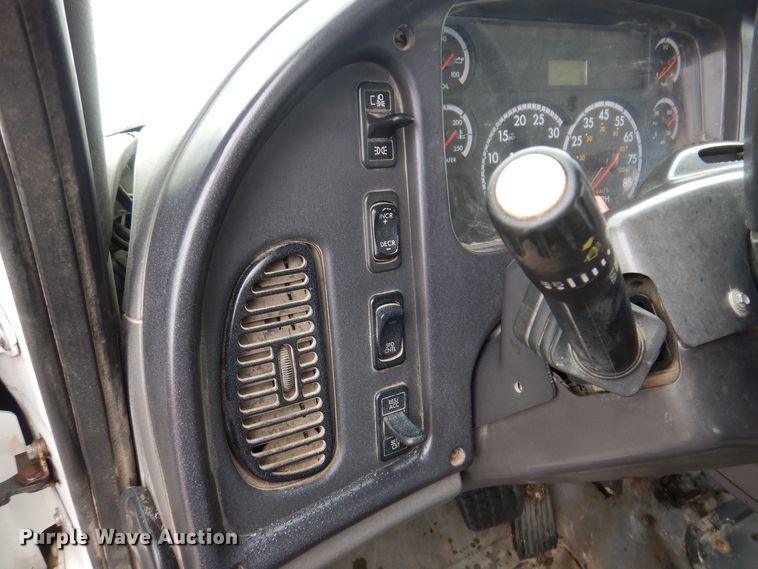 image for item KW9685 2004 Freightliner Business Class M2  flatbed truck