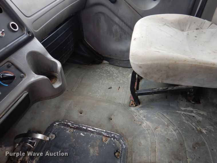 image for item KW9685 2004 Freightliner Business Class M2  flatbed truck