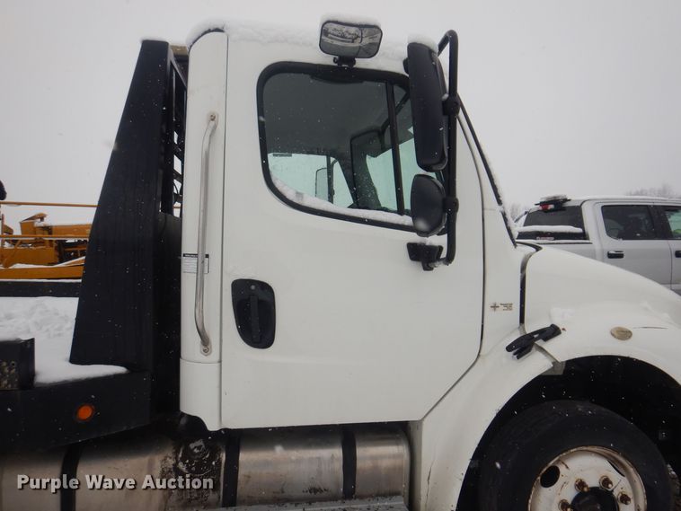 image for item KW9685 2004 Freightliner Business Class M2  flatbed truck