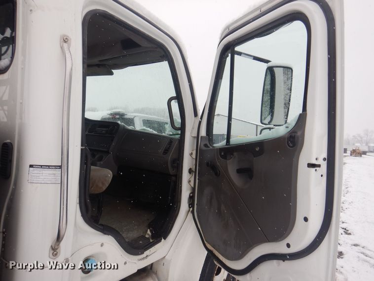 image for item KW9685 2004 Freightliner Business Class M2  flatbed truck