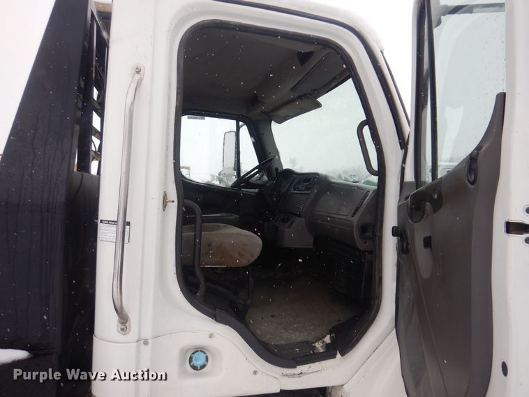 image for item KW9685 2004 Freightliner Business Class M2  flatbed truck