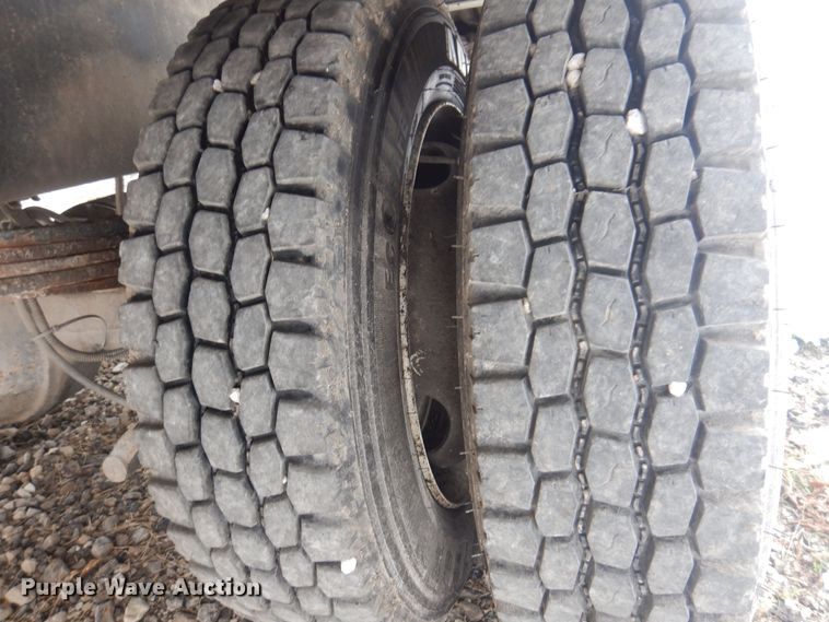 image for item KW9685 2004 Freightliner Business Class M2  flatbed truck