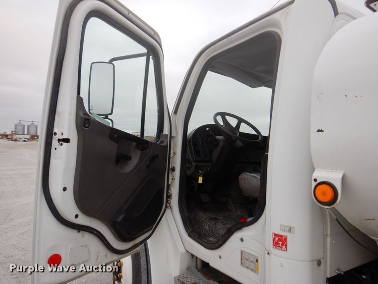 image for item KW9701 2006 Freightliner Business Class M2  water truck