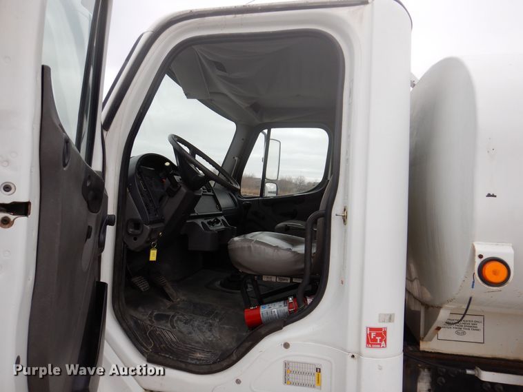 image for item KW9701 2006 Freightliner Business Class M2  water truck