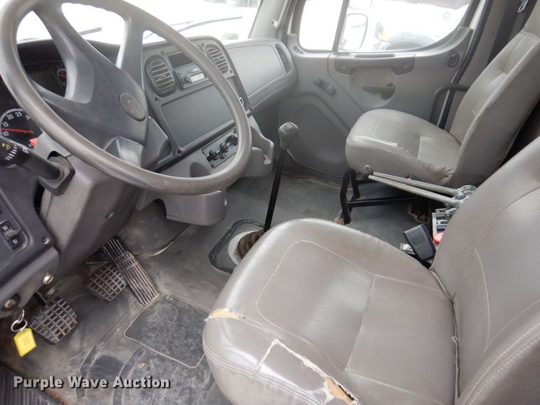 image for item KW9701 2006 Freightliner Business Class M2  water truck