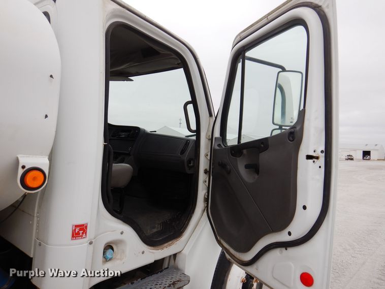 image for item KW9701 2006 Freightliner Business Class M2  water truck