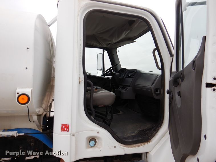 image for item KW9701 2006 Freightliner Business Class M2  water truck
