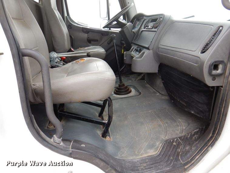 image for item KW9701 2006 Freightliner Business Class M2  water truck