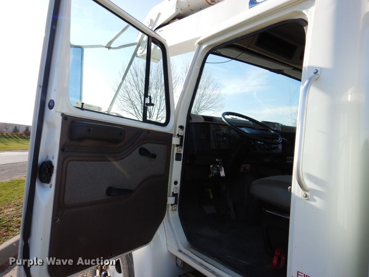 image for item KW9764 2001 International 4700  bucket truck