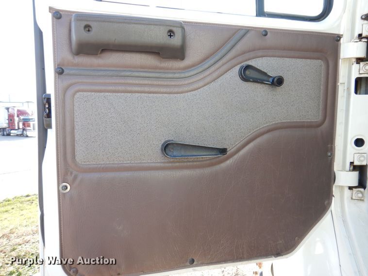 image for item KW9764 2001 International 4700  bucket truck