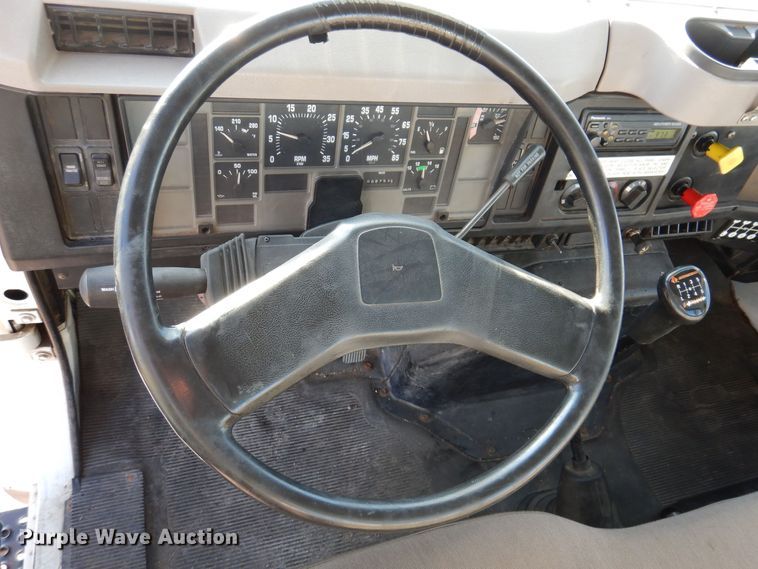 image for item KW9764 2001 International 4700  bucket truck