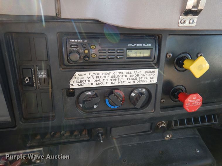 image for item KW9764 2001 International 4700  bucket truck