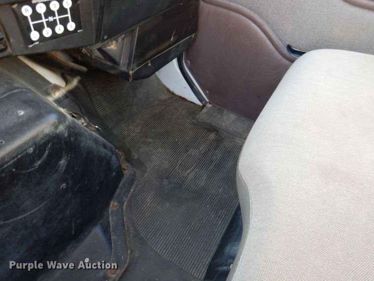 image for item KW9764 2001 International 4700  bucket truck