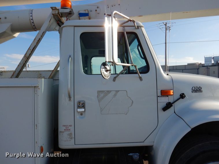 image for item KW9764 2001 International 4700  bucket truck