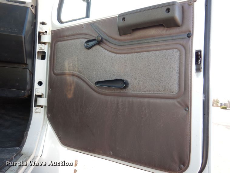 image for item KW9764 2001 International 4700  bucket truck