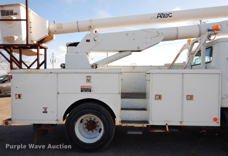 image for item KW9764 2001 International 4700  bucket truck