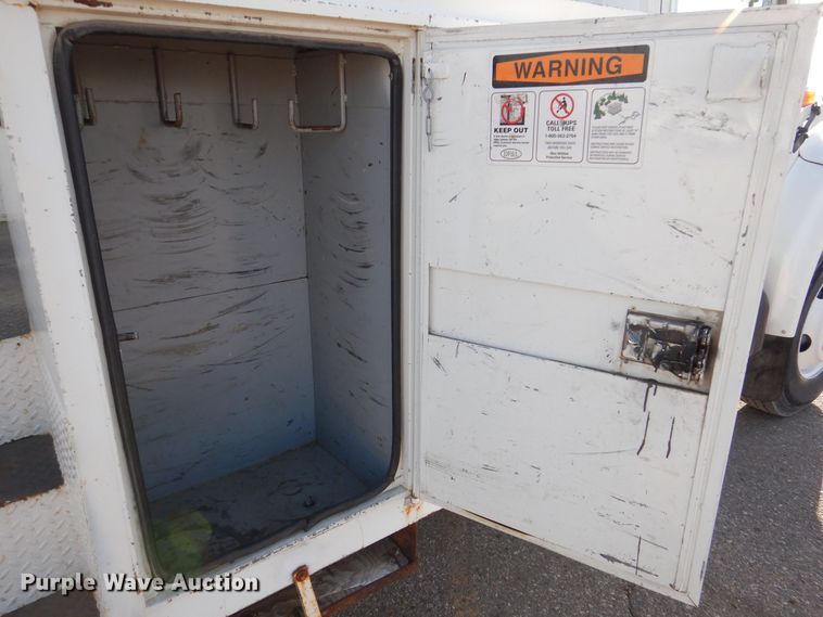 image for item KW9764 2001 International 4700  bucket truck