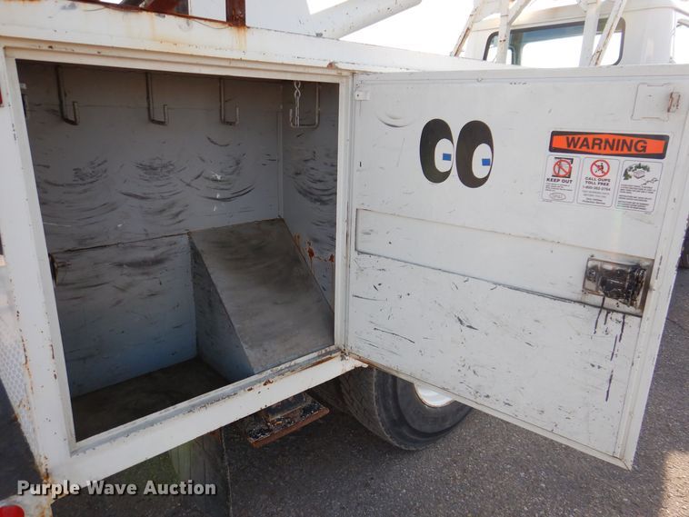 image for item KW9764 2001 International 4700  bucket truck