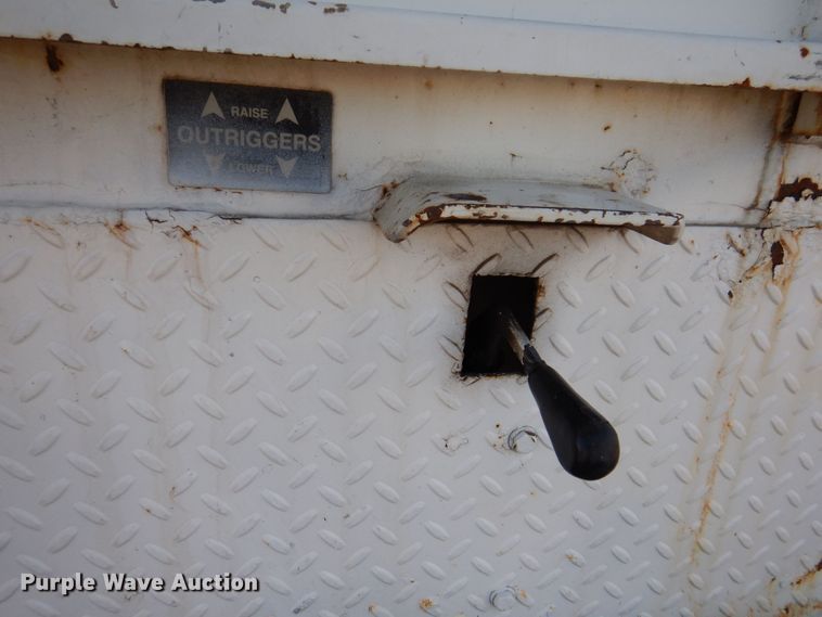 image for item KW9764 2001 International 4700  bucket truck