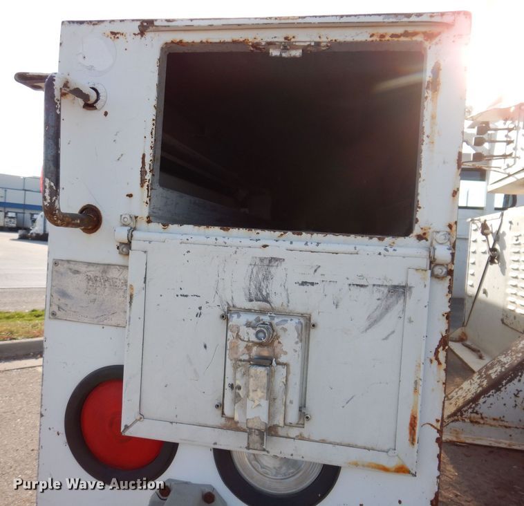 image for item KW9764 2001 International 4700  bucket truck