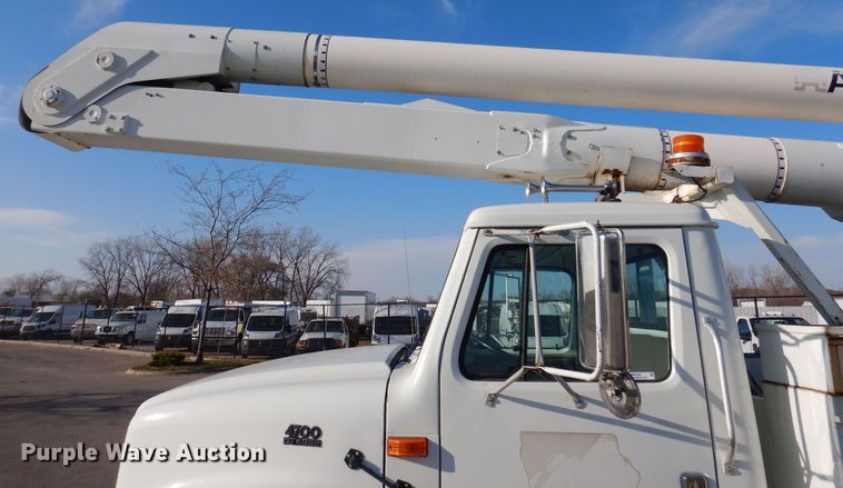 image for item KW9764 2001 International 4700  bucket truck