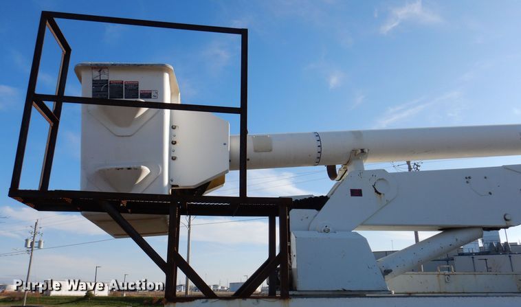 image for item KW9764 2001 International 4700  bucket truck