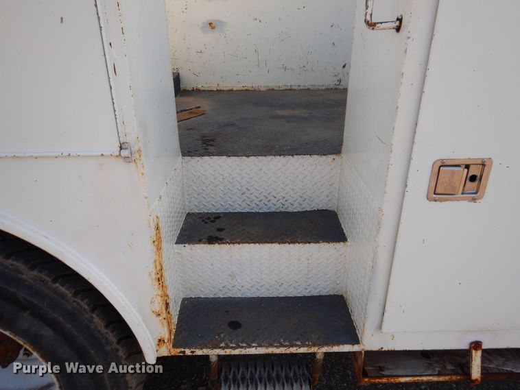 image for item KW9764 2001 International 4700  bucket truck