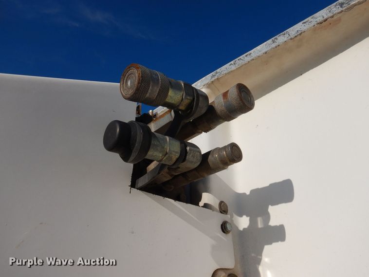 image for item KW9764 2001 International 4700  bucket truck