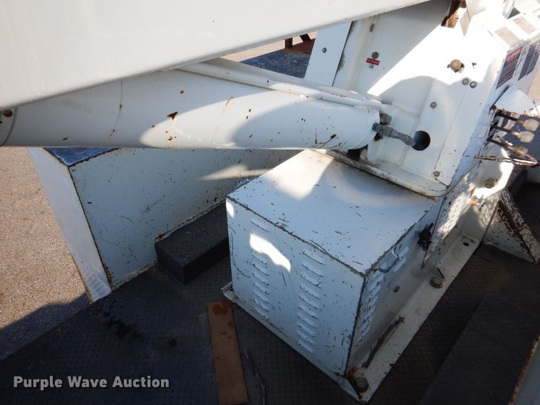 image for item KW9764 2001 International 4700  bucket truck