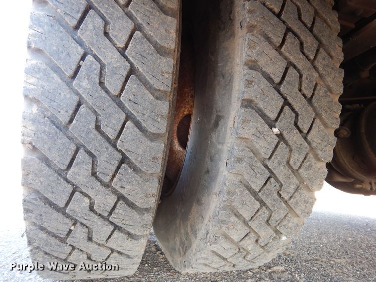 image for item KW9764 2001 International 4700  bucket truck